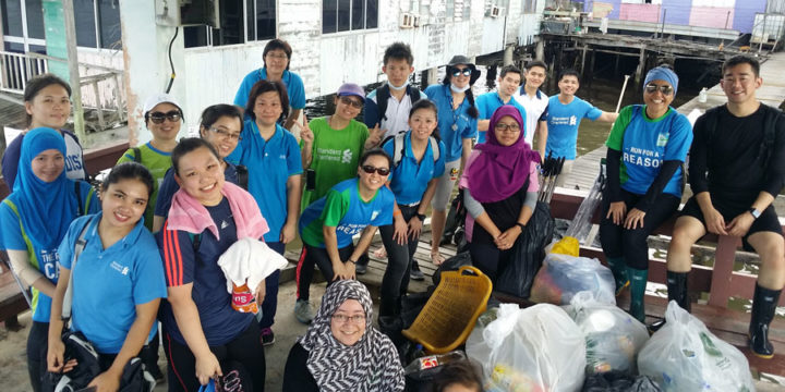 Kakitangan SCB bersihkan Kampong Ayer