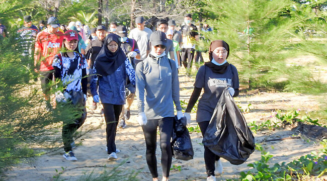 Youth remove 135kg of trash in beach cleanup