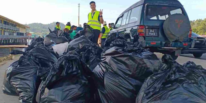 Over 440kg trash collected in river clean-up